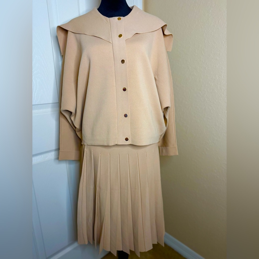 Aleeza Paris knit set. Bottom xl and top L. Biscuit color to work or play.
